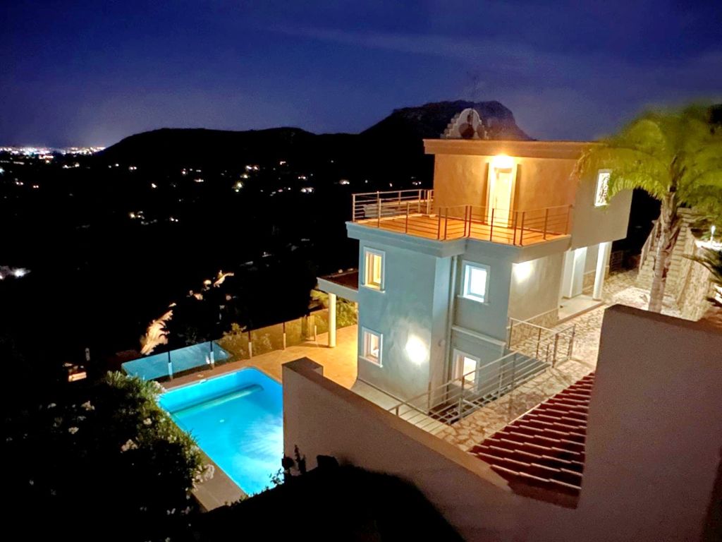 Villa bei Nacht